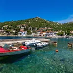 Stunning In Senj With Kitchen Apartman