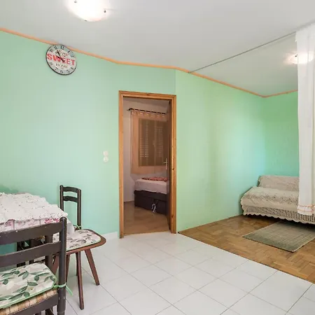 Stunning In Senj With Kitchen Lejlighed *